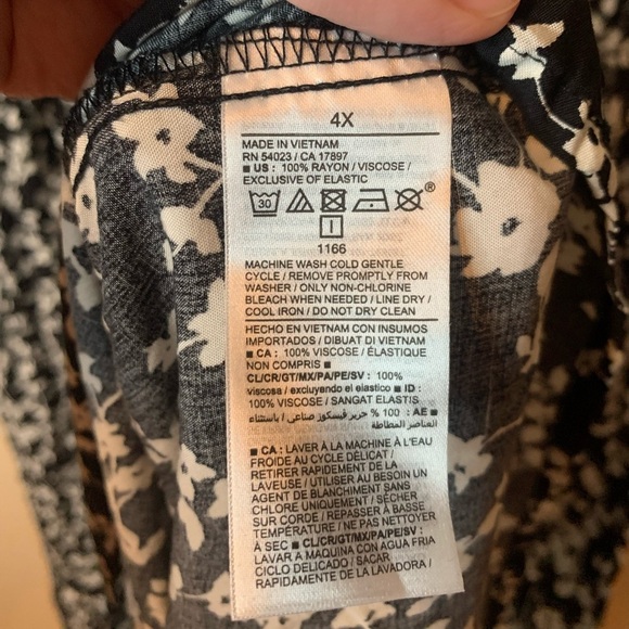 Old Navy Floral Black and White Flutter Sleeve Maxi Dress NWOT - Picture 3 of 7